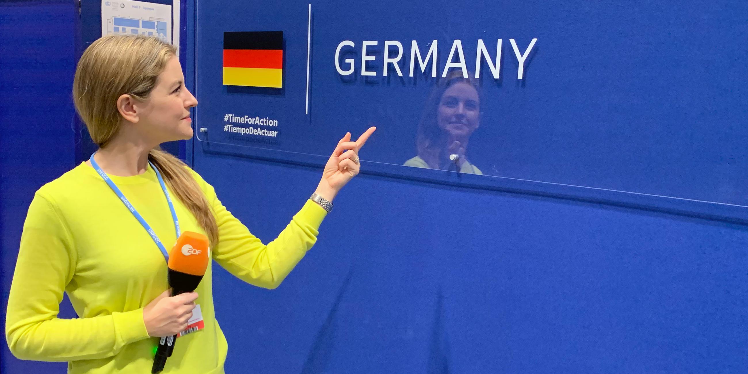 Jennie vor dem Büro der deutschen Delegation