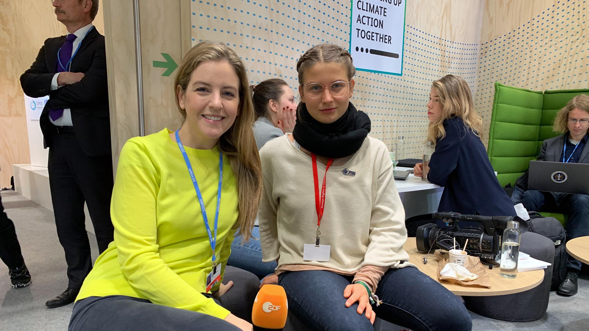 Jennie mit Leonie Bremer, Sprecherin von Fridays for Future