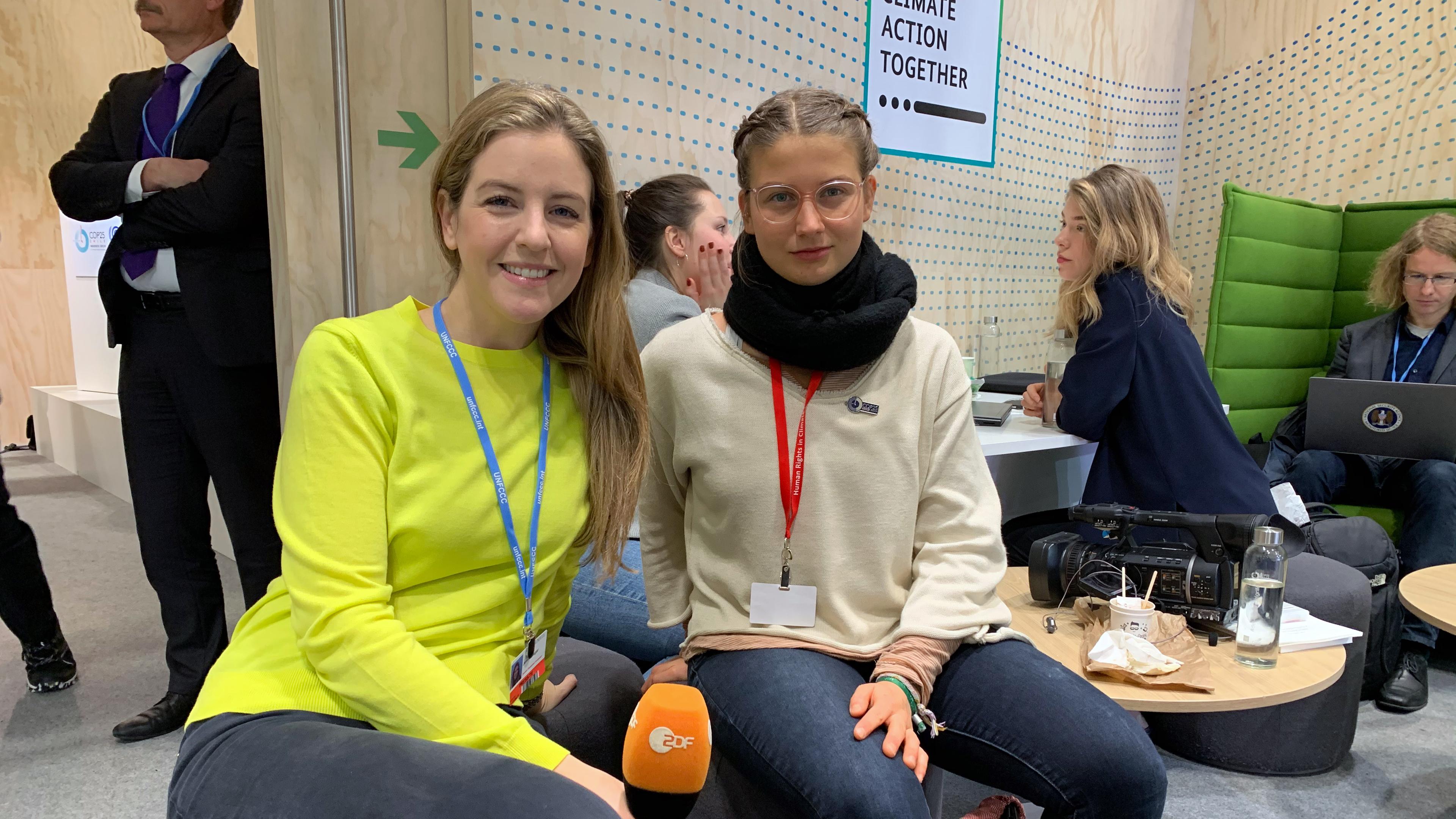 Jennie mit Leonie Bremer, Sprecherin von Fridays for Future
