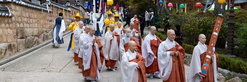 Buddhistische Mönche nehmen an der Suryukjae-Zeremonie im Jingwansa-Tempel in Seoul teil.