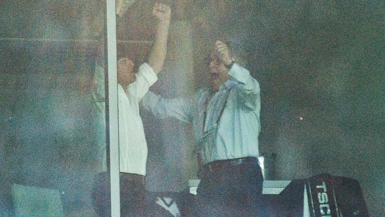 Jogi Löw muss den Sieg im Viertelfinale der EM 2008 von der Tribüne aus feiern. 