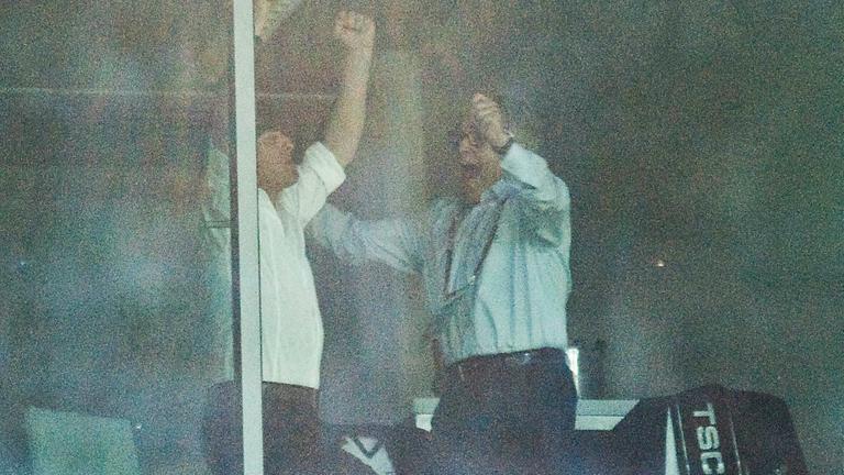 Jogi Löw muss den Sieg im Viertelfinale der EM 2008 von der Tribüne aus feiern. 