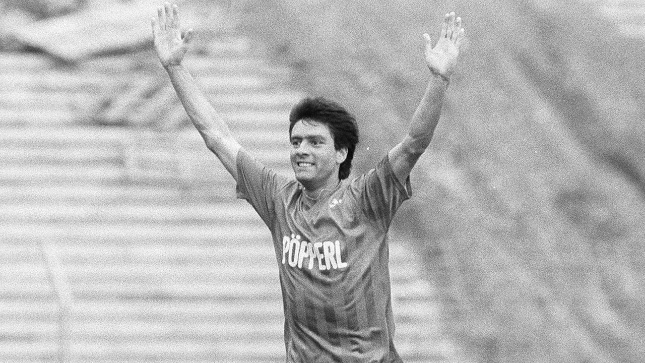 Stürmer Jogi Löw bei einem Spiel des SC Freiburg im Jahr 1987