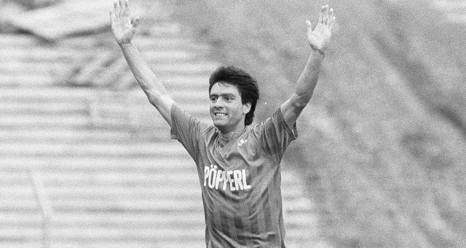Stürmer Jogi Löw bei einem Spiel des SC Freiburg im Jahr 1987