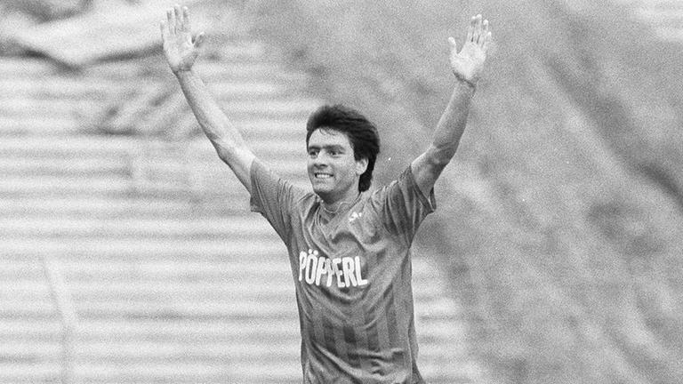 Stürmer Jogi Löw bei einem Spiel des SC Freiburg im Jahr 1987