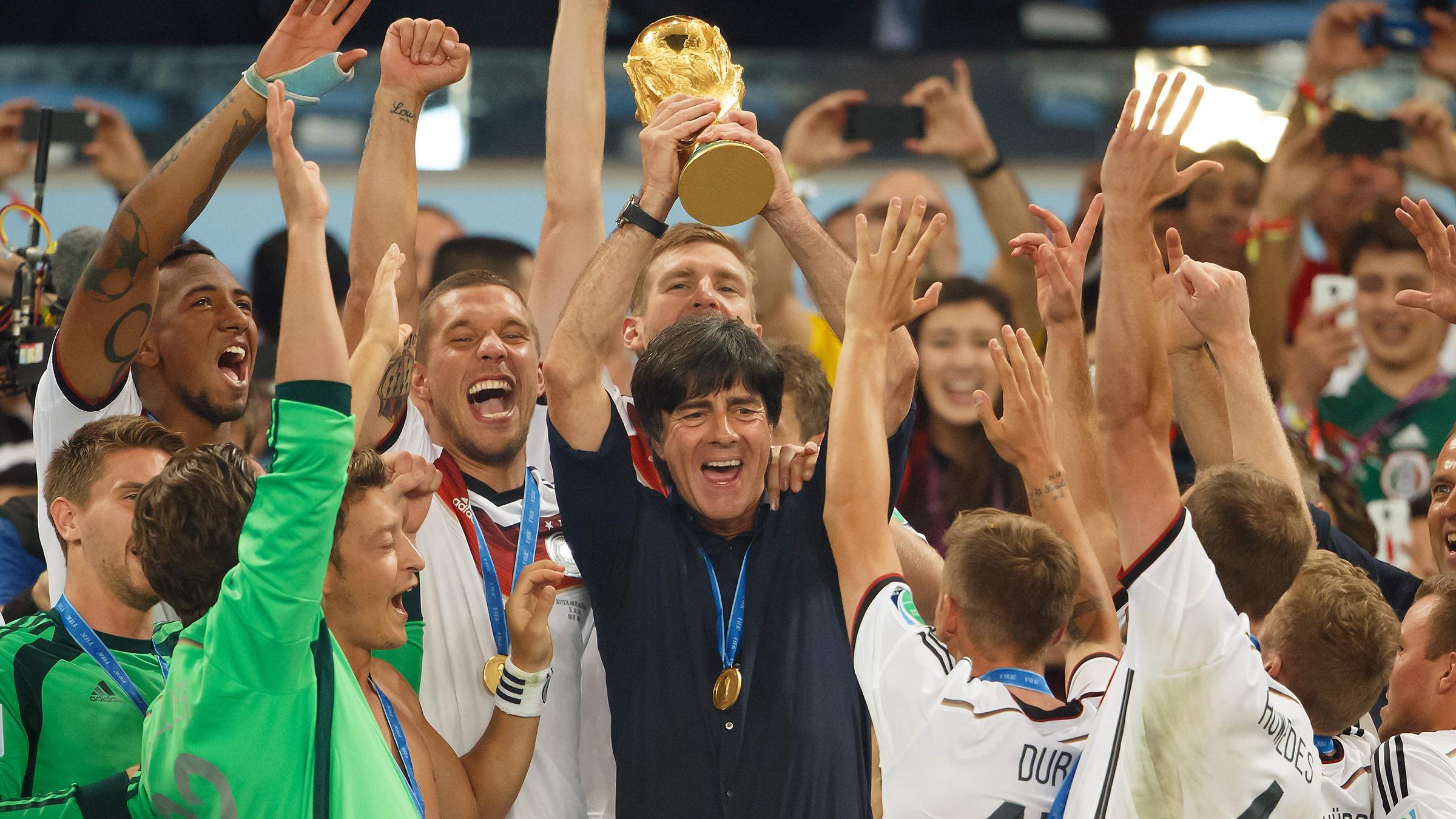 Jogi Löw und die deutsche Nationalmannschaft mit dem WM-Pokal 2014