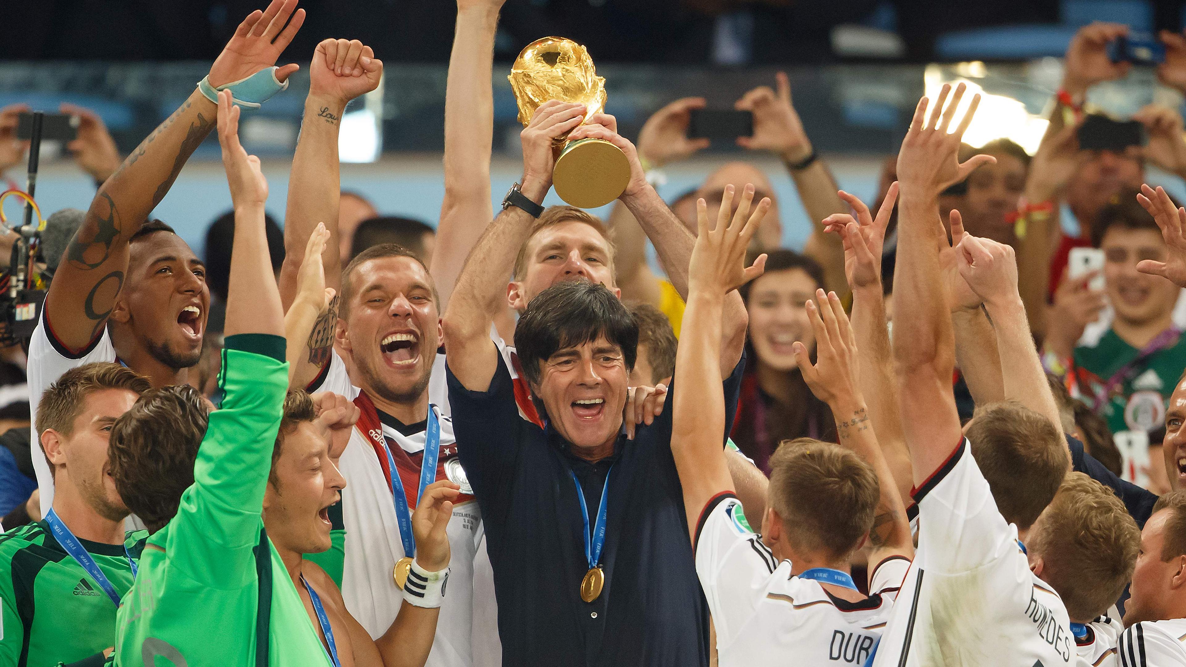Jogi Löw und die deutsche Nationalmannschaft mit dem WM-Pokal 2014