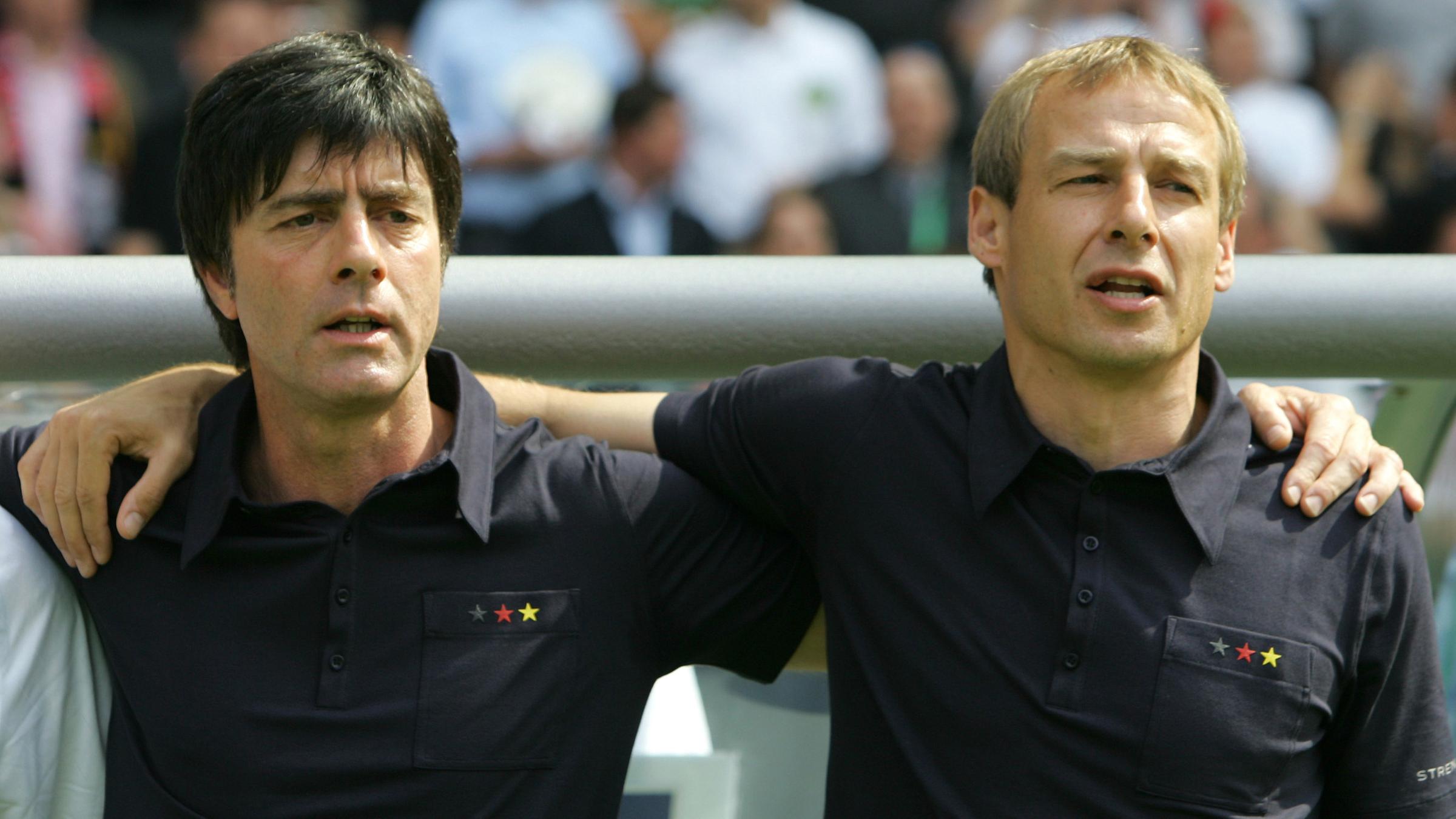 Das Trainerteam der deutschen Nationalmannschaft bei der WM 2006, Joachim Löw und Jürgen Klinsmann, halten sich in den Armen.