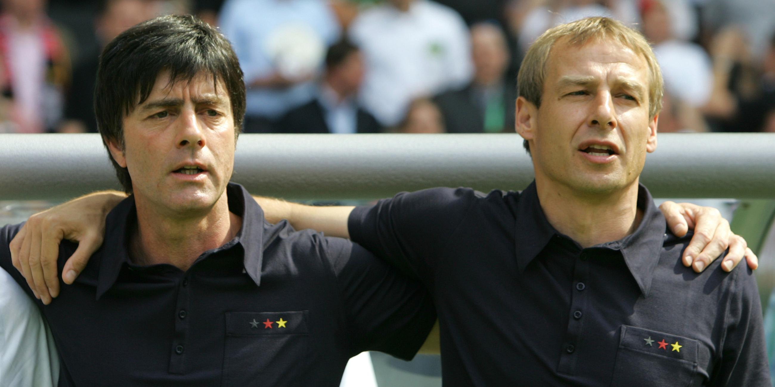 Das Trainerteam der deutschen Nationalmannschaft bei der WM 2006, Joachim Löw und Jürgen Klinsmann, halten sich in den Armen.