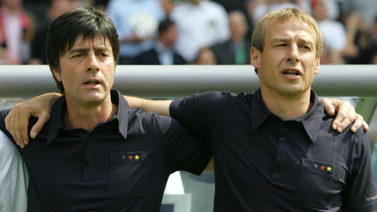 Das Trainerteam der deutschen Nationalmannschaft bei der WM 2006, Joachim Löw und Jürgen Klinsmann, halten sich in den Armen.