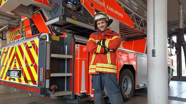 logo!-Reporter Johannes auf einer Feuerwache 