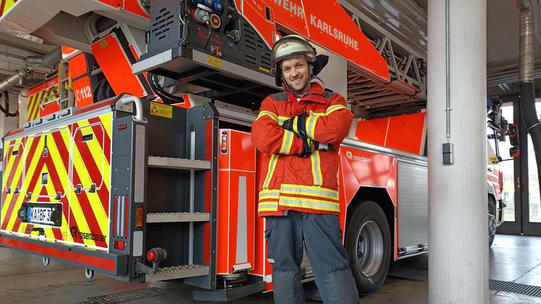 logo!-Reporter Johannes auf einer Feuerwache 