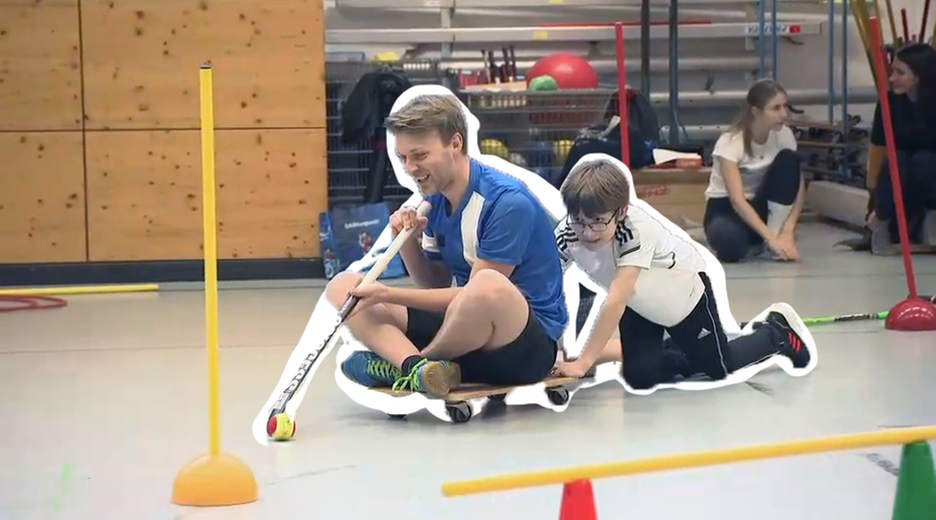 logo!-Reporter Johannes in einer Sporthalle mit Schülern