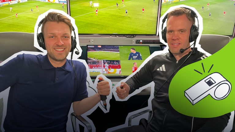 Johannes beim Videobeweis mit Bildschirmen im Hintergrund