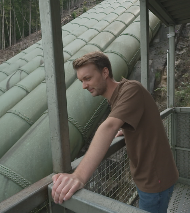 logo!-Reporter Johannes im Wasserkraftwerk 