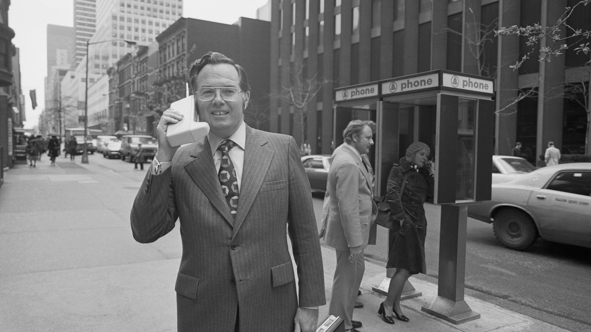 1973 wurde das allererste Handy gebaut: Dafür benutzten die Ingenieure von Motorola Teile von Radios und kombinierten diese mit Metall-Akkus – das erste tragbare Telefon ohne Kabel.