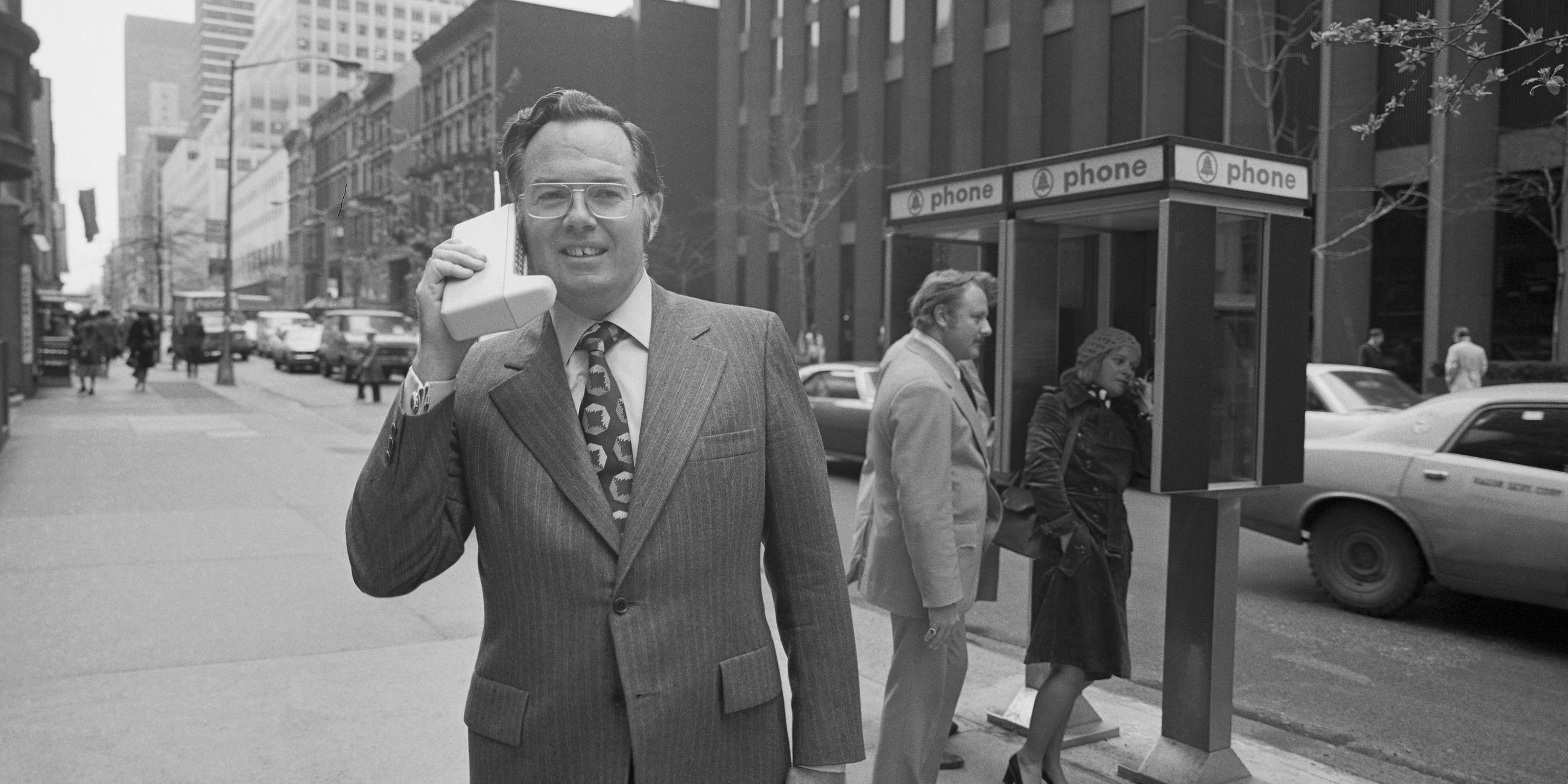 1973 wurde das allererste Handy gebaut: Dafür benutzten die Ingenieure von Motorola Teile von Radios und kombinierten diese mit Metall-Akkus – das erste tragbare Telefon ohne Kabel.