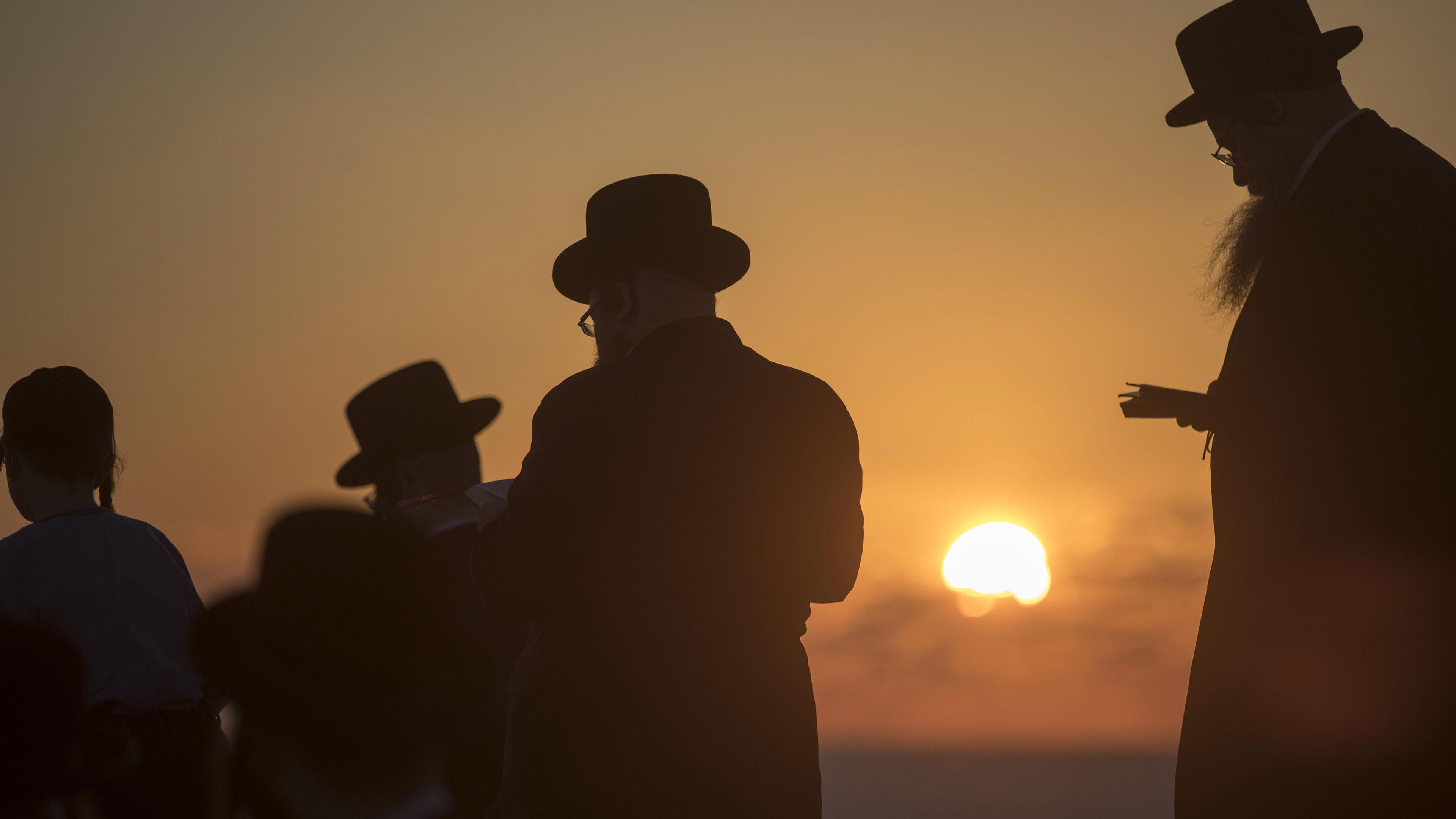 Jüdische Gläubige vor dem Sonnenuntergang