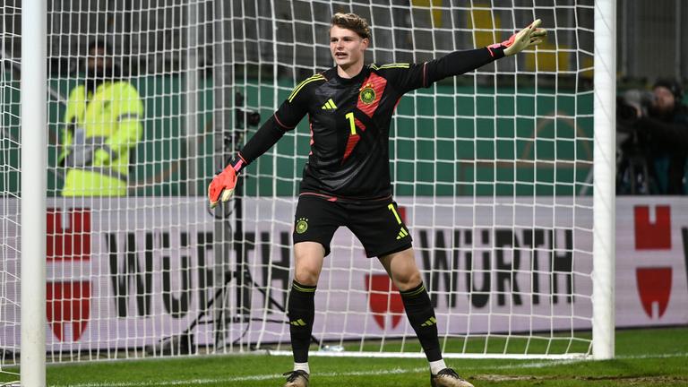 Jonas Urbig beim Freundschaftsspiel der U-21-Nationalmannschaft gegen Dänemark. 