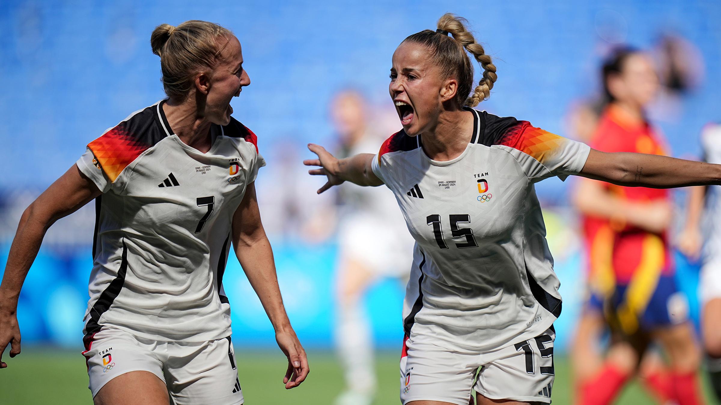 Die deutsche Giulia Gwinn (Mitte) feiert mit der deutschen Schüller Lea nach ihrem Tor.