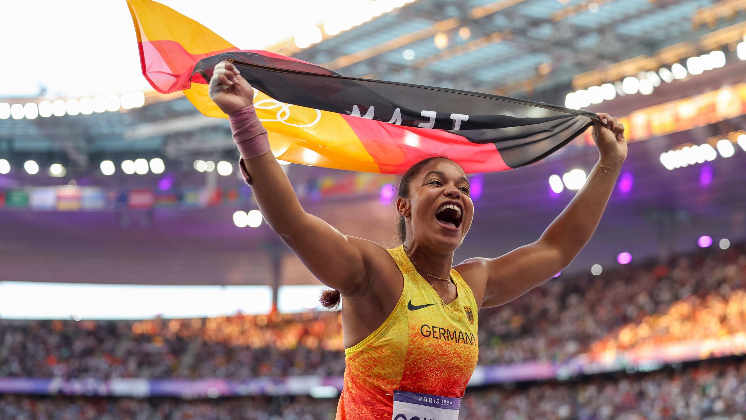 Yemisi Ogunleye feiert den Gewinn der Goldmedaille nach dem Kugelstoßfinale der Frauen.