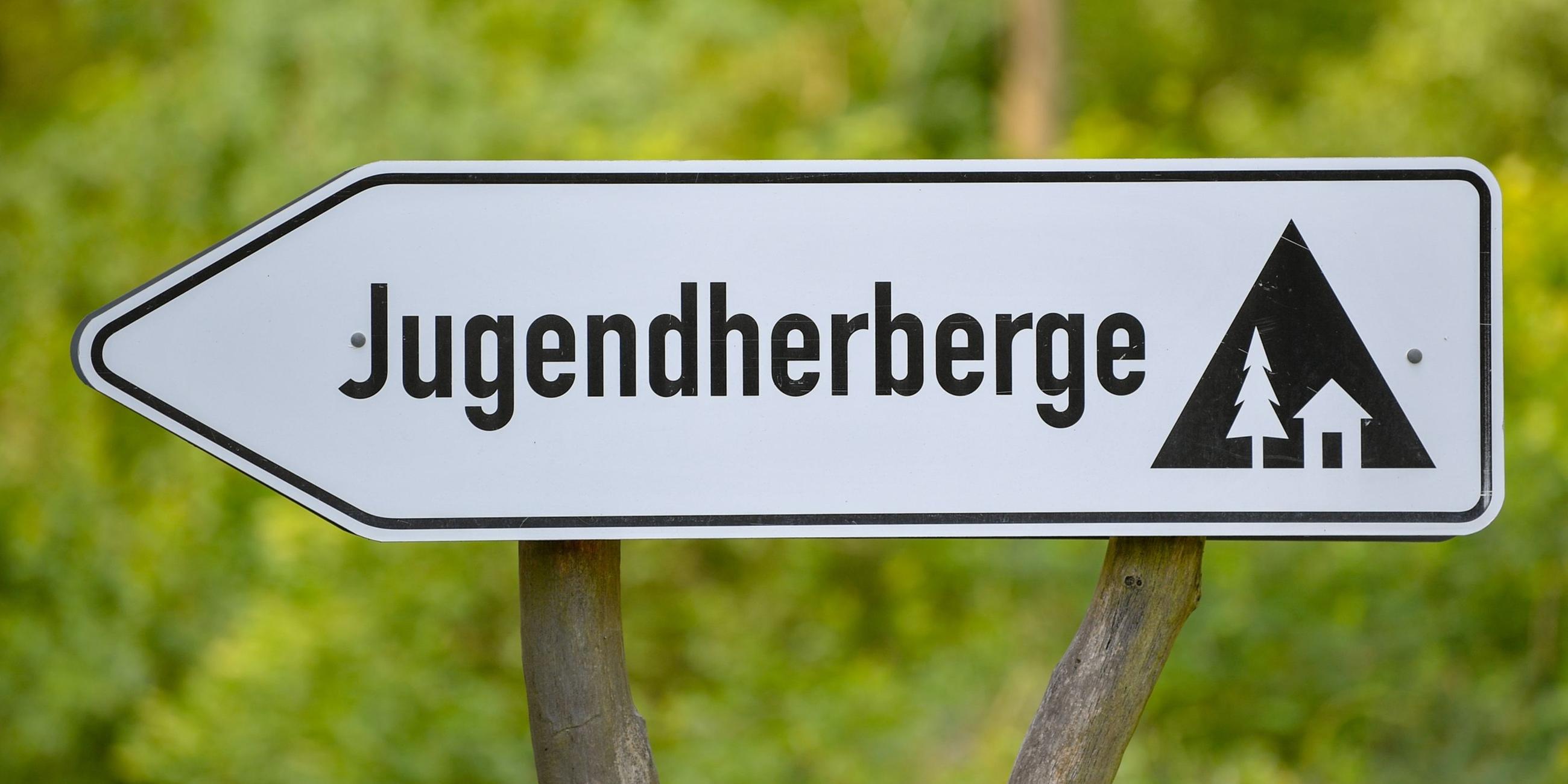 Ein Schild weist auf eine Jugendherberge hin.