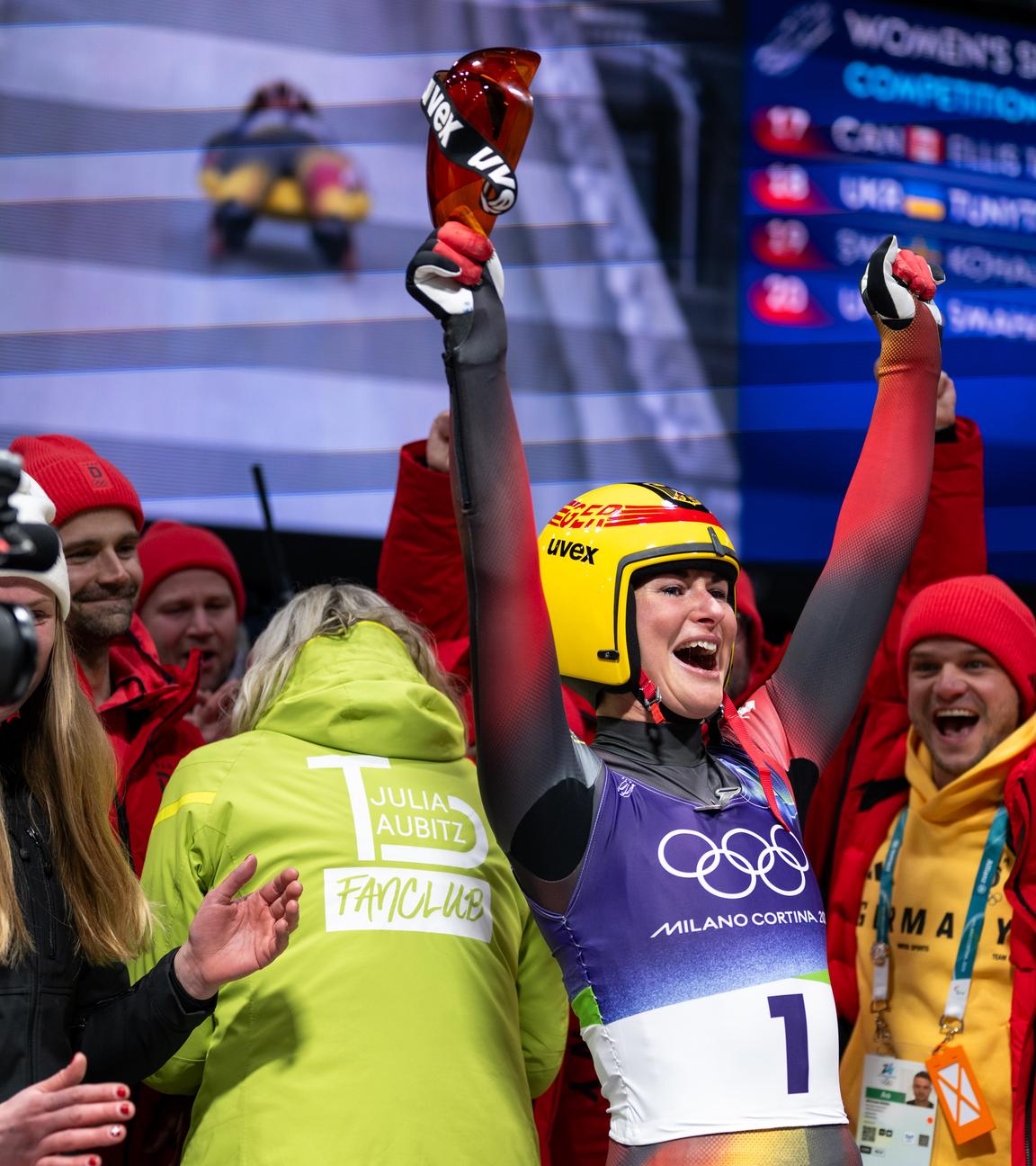 Julia Taubitz feiert ihren Olympiasieg