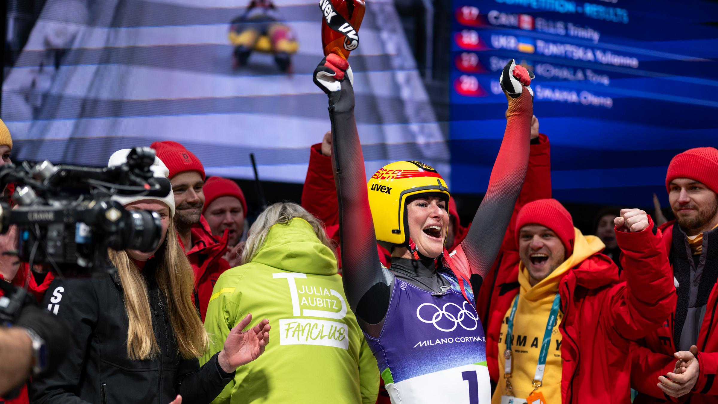Julia Taubitz feiert ihren Olympiasieg