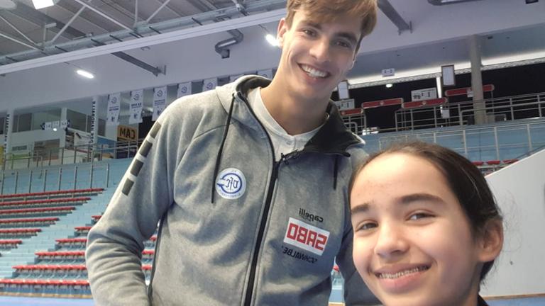 Kinderreporterin Antonia mit Julia Köster in der Sporthalle