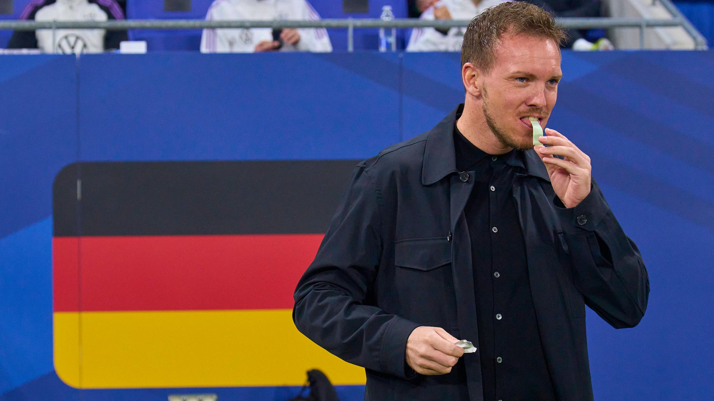 Julian Nagelsmann kaut einen Kaugummi als Bundestrainer beim Freundschaftsspiel Frankreich gegen Deutschland. 