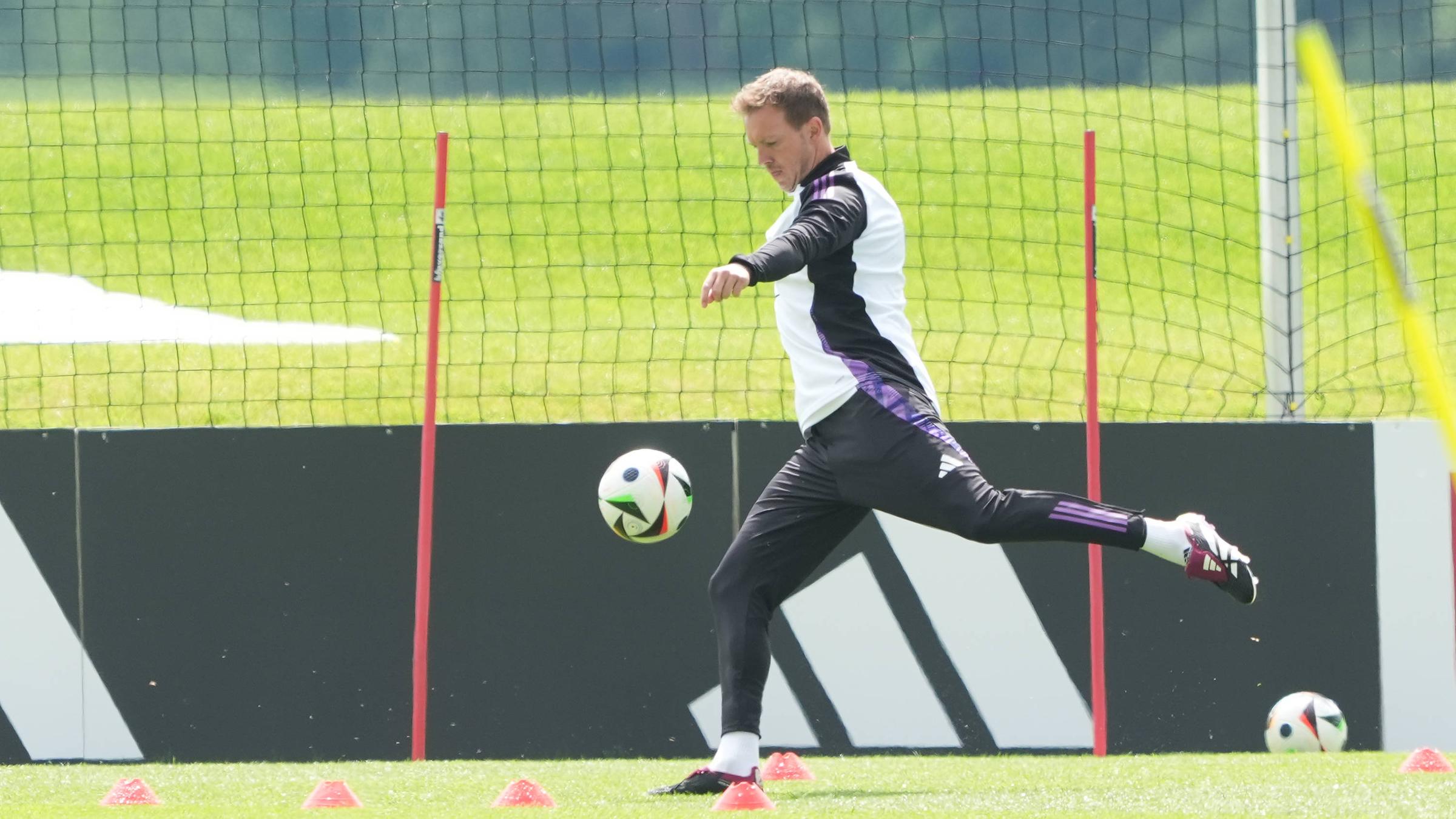 Julian Nagelsmann schießt einen Ball während des Trainingslagers der Deutschen Nationalmannschaft zur EM-Vorbereitung.