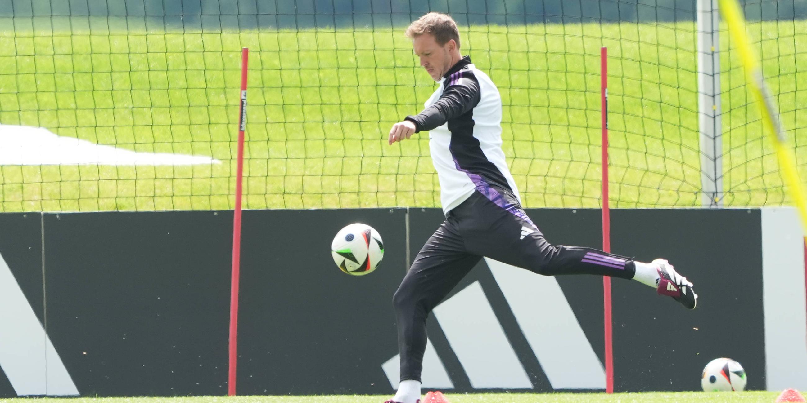 Julian Nagelsmann schießt einen Ball während des Trainingslagers der Deutschen Nationalmannschaft zur EM-Vorbereitung.