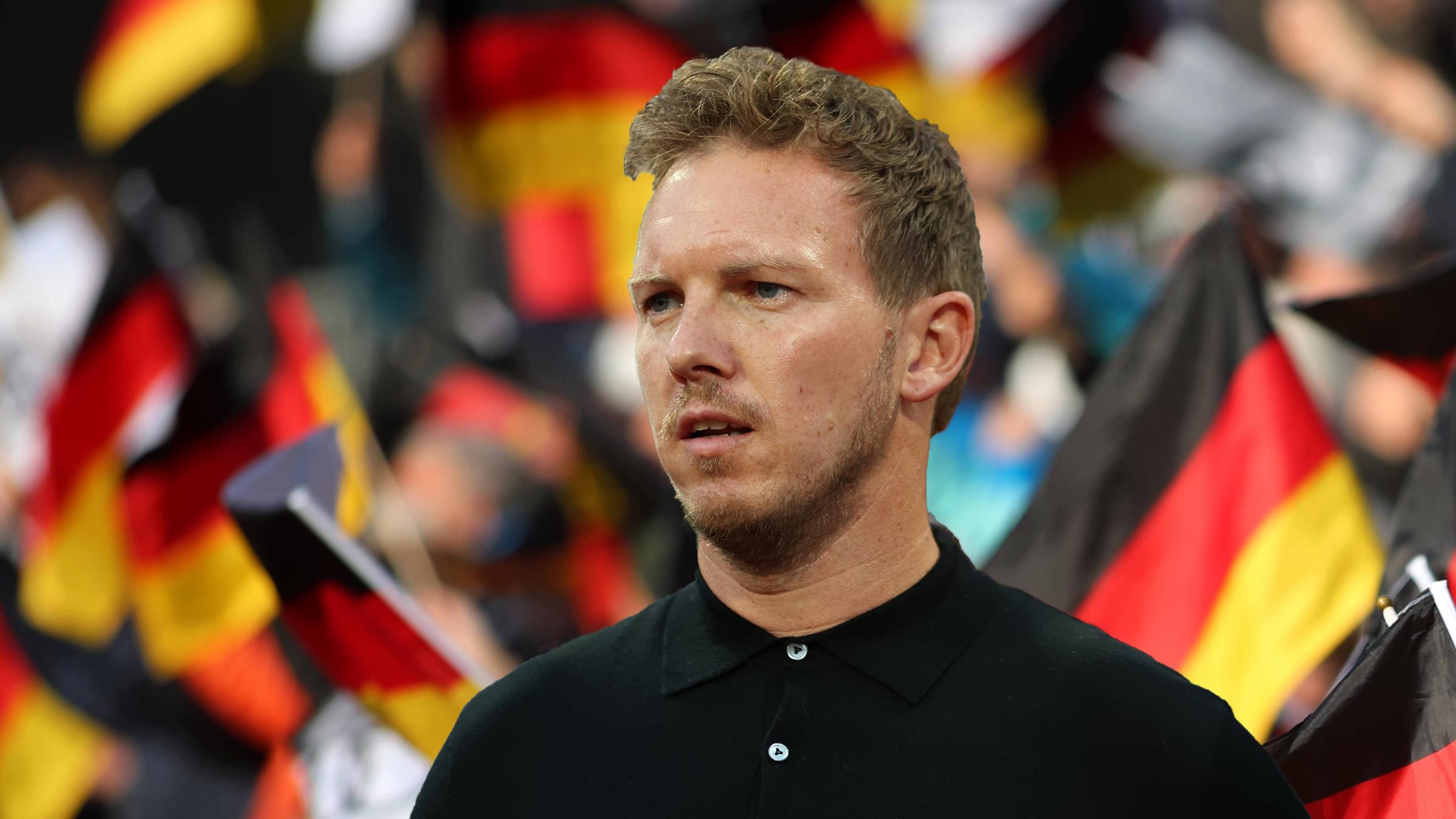 Julian Nagelsmann in einer Fotomontage. Sein Porträt ist ausgeschnitten und hinter ihm sind Deutschlandfahnen zu sehen.