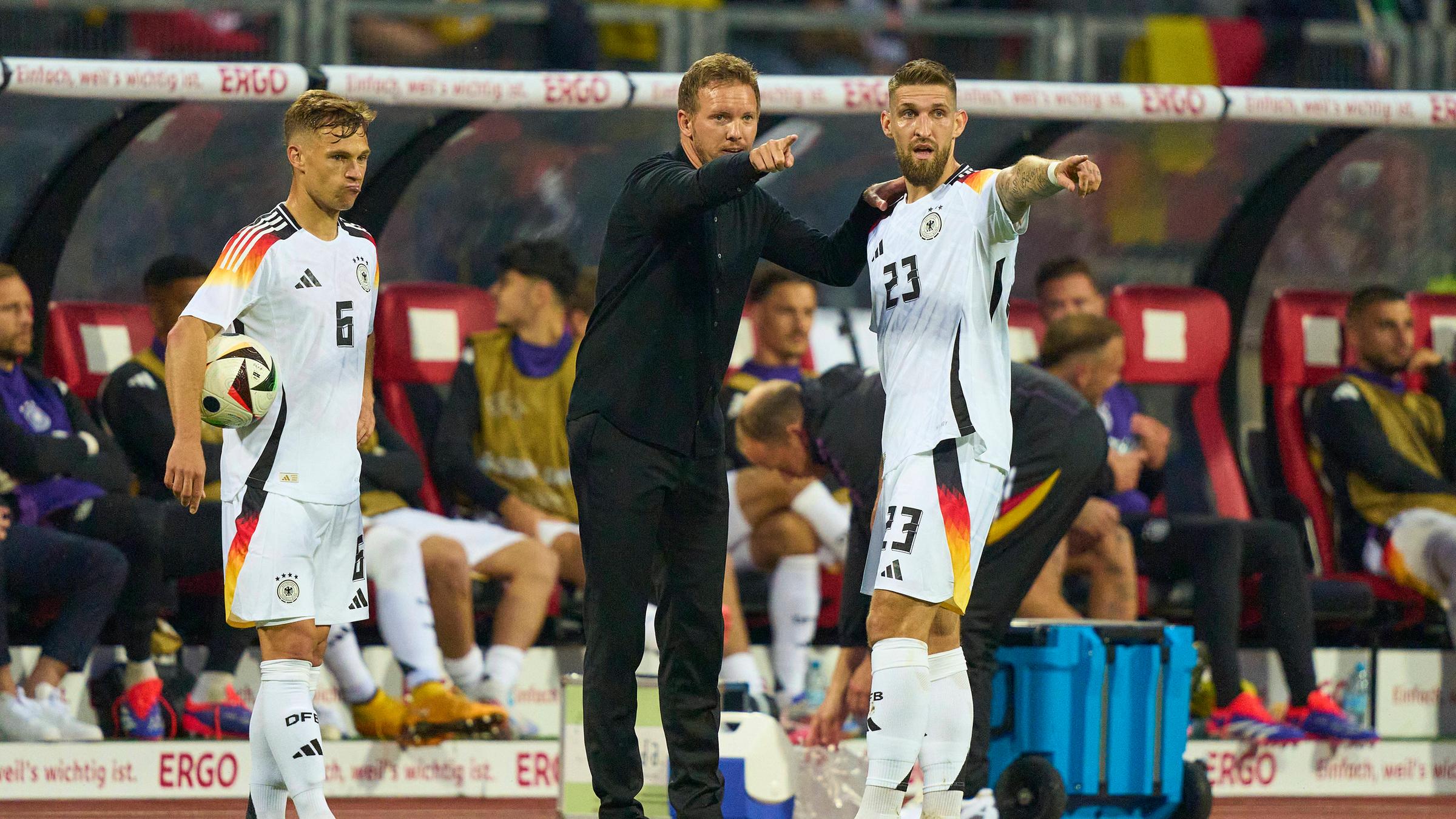 Julian Nagelsmann im Austausch mit seinem Spieler Robert Andrich beim Freundschaftsspiel Deutschland gegen Ukraine.