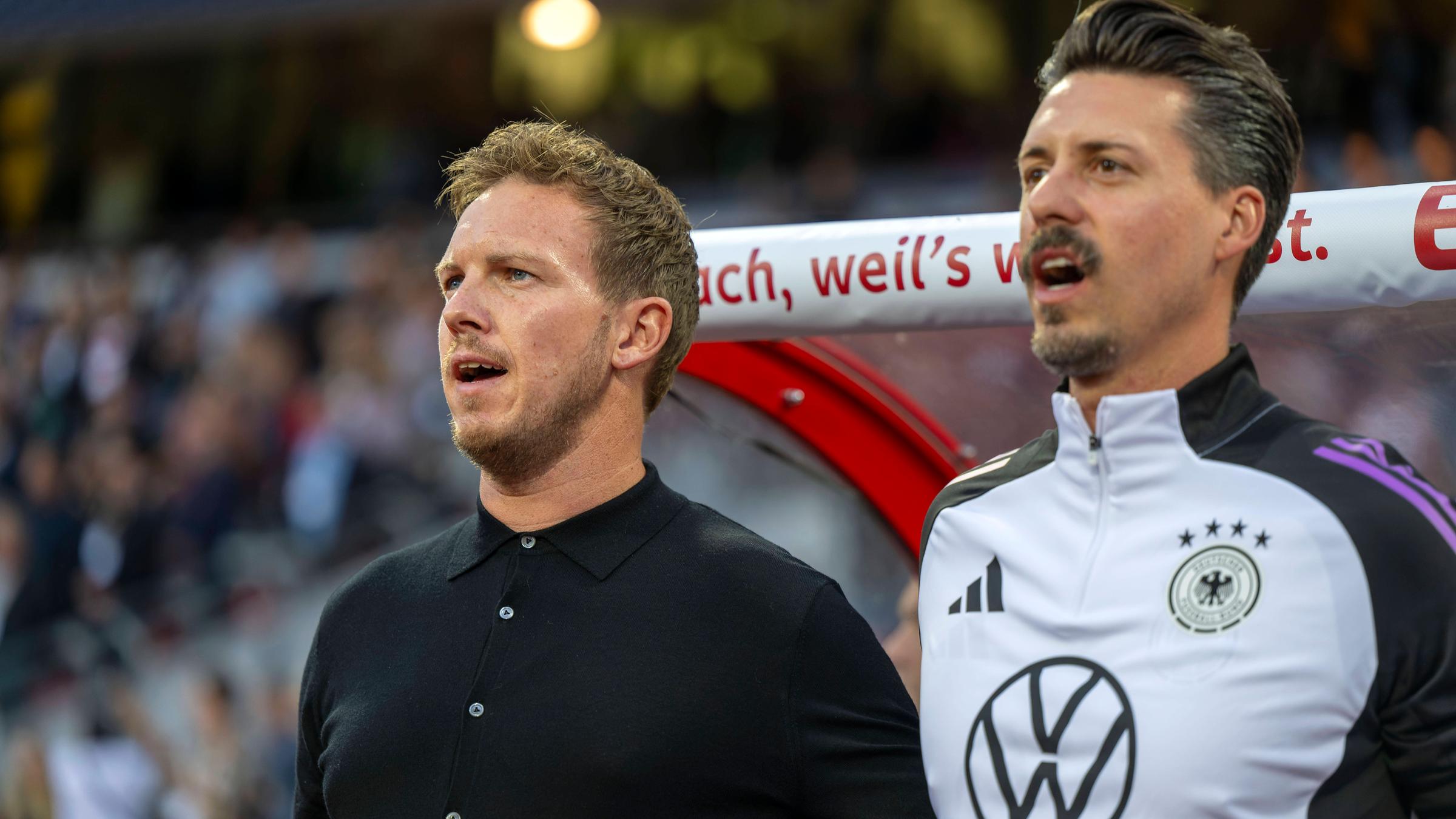 Julian Nagelsmann mit seinem Co-Trainer Sandro Wagner an der Seitenlinie beim Freundschaftspiel Deutschland gegen Ukraine.