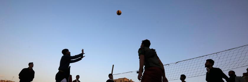 Junge Menschen aus dem Jemen spielen Volleyball