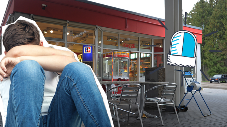 Tankstelle im Hintergrund, im Vordergrund ein Junge, der seinen Kopf auf den Knien abstützt