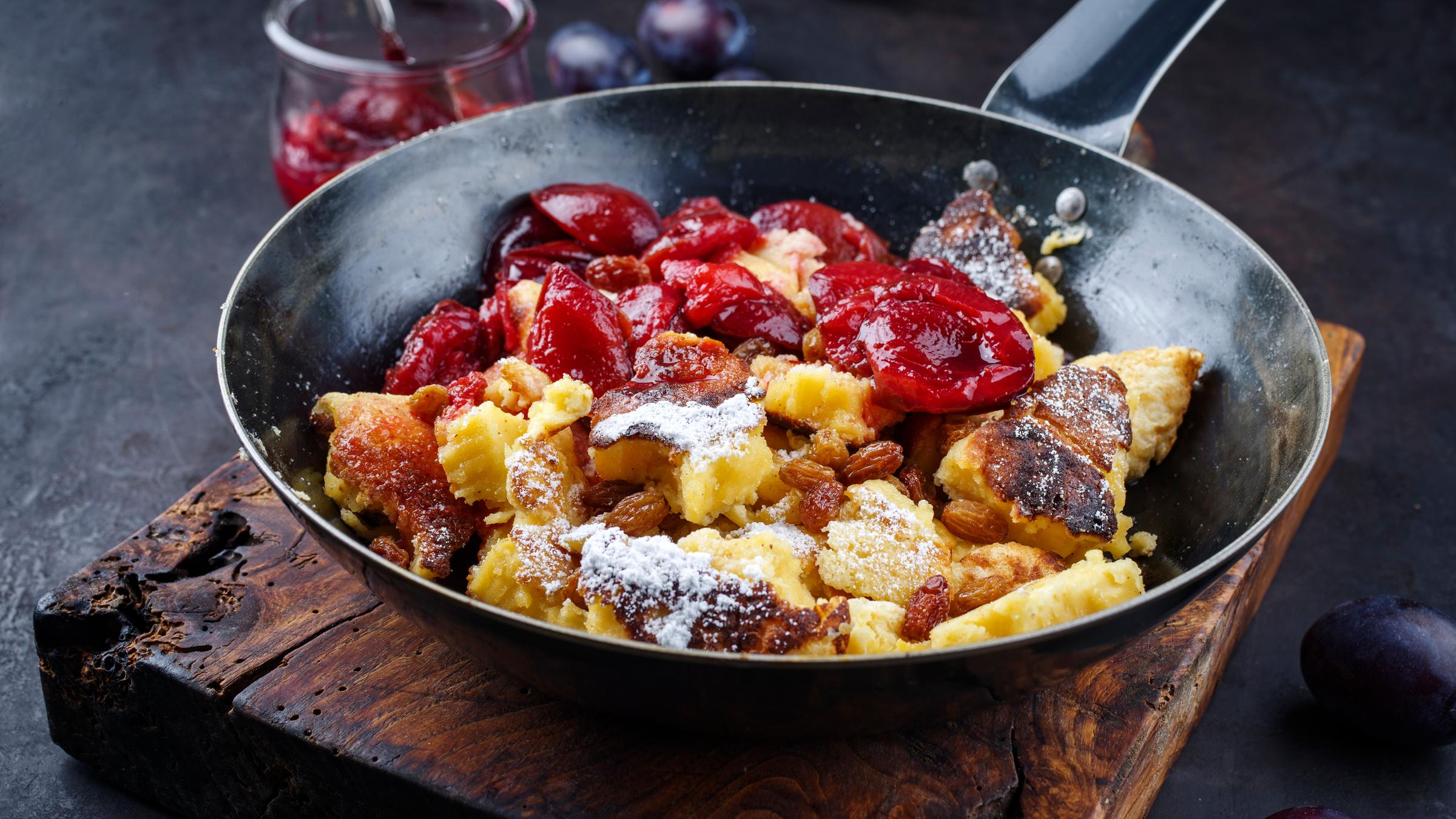 Ein köstlicher Kaisershmarrn, also ein luftiger Pfannkuchen, der zwerissen wurde.