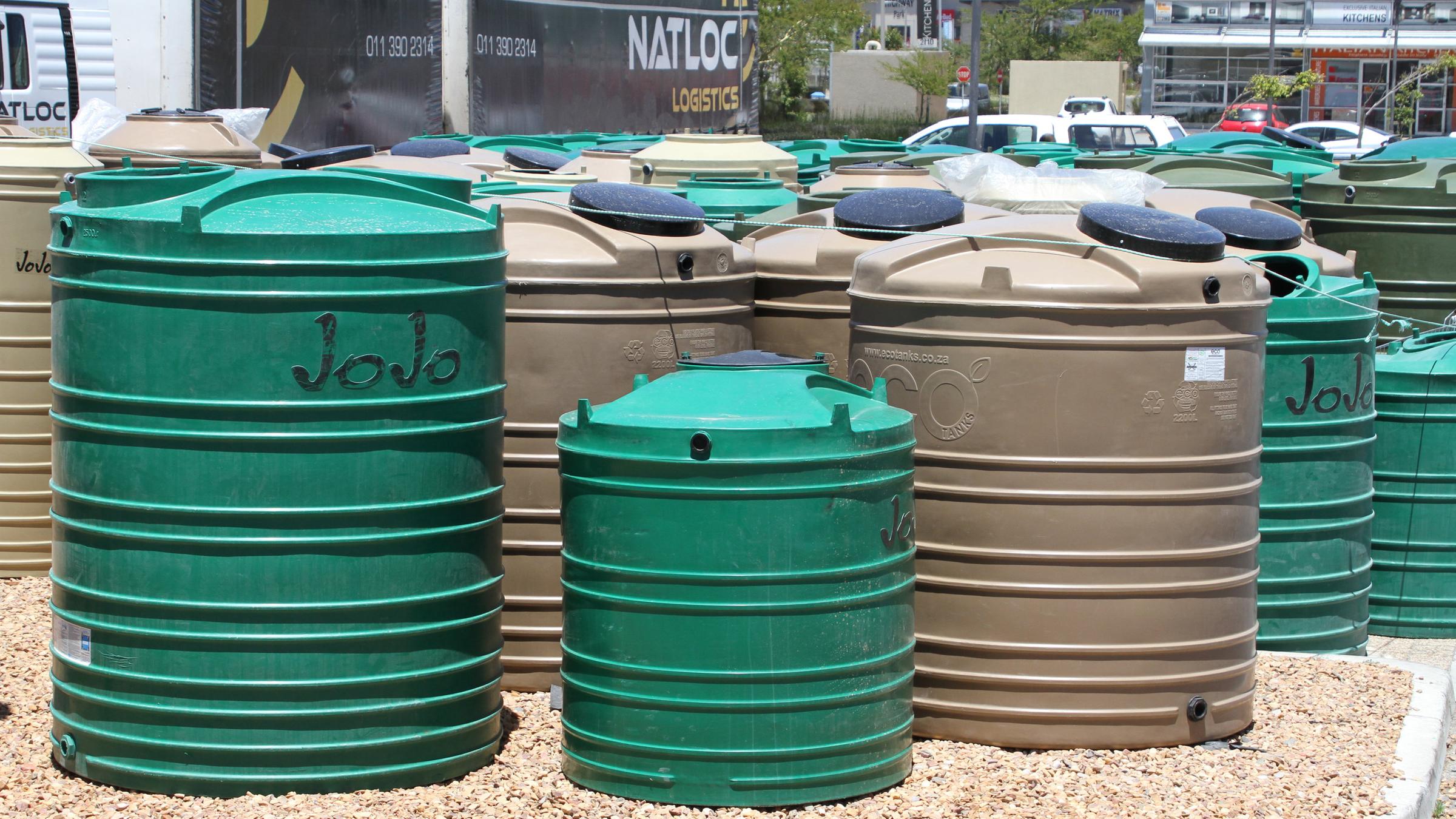 Letzte Lieferung von Regentonnen. Aufgrund der Wasserkrise sind Regentonnen überall ausverkauft.