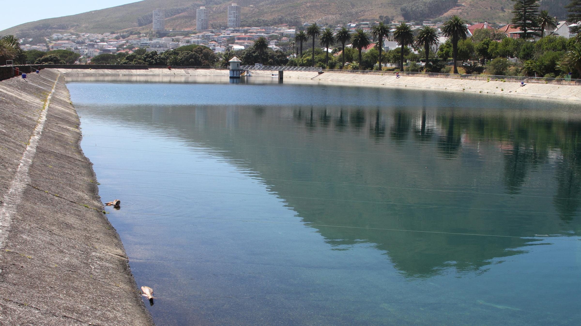 Der Wasserpegel im Molteno Reservoir im Zentrum von Kapstadt ist aufgrund der anhaltenden Dürre niedrig.
