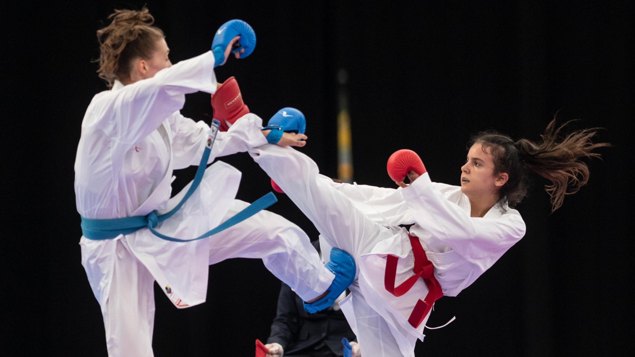 Zwei Mädchen machen Karate.