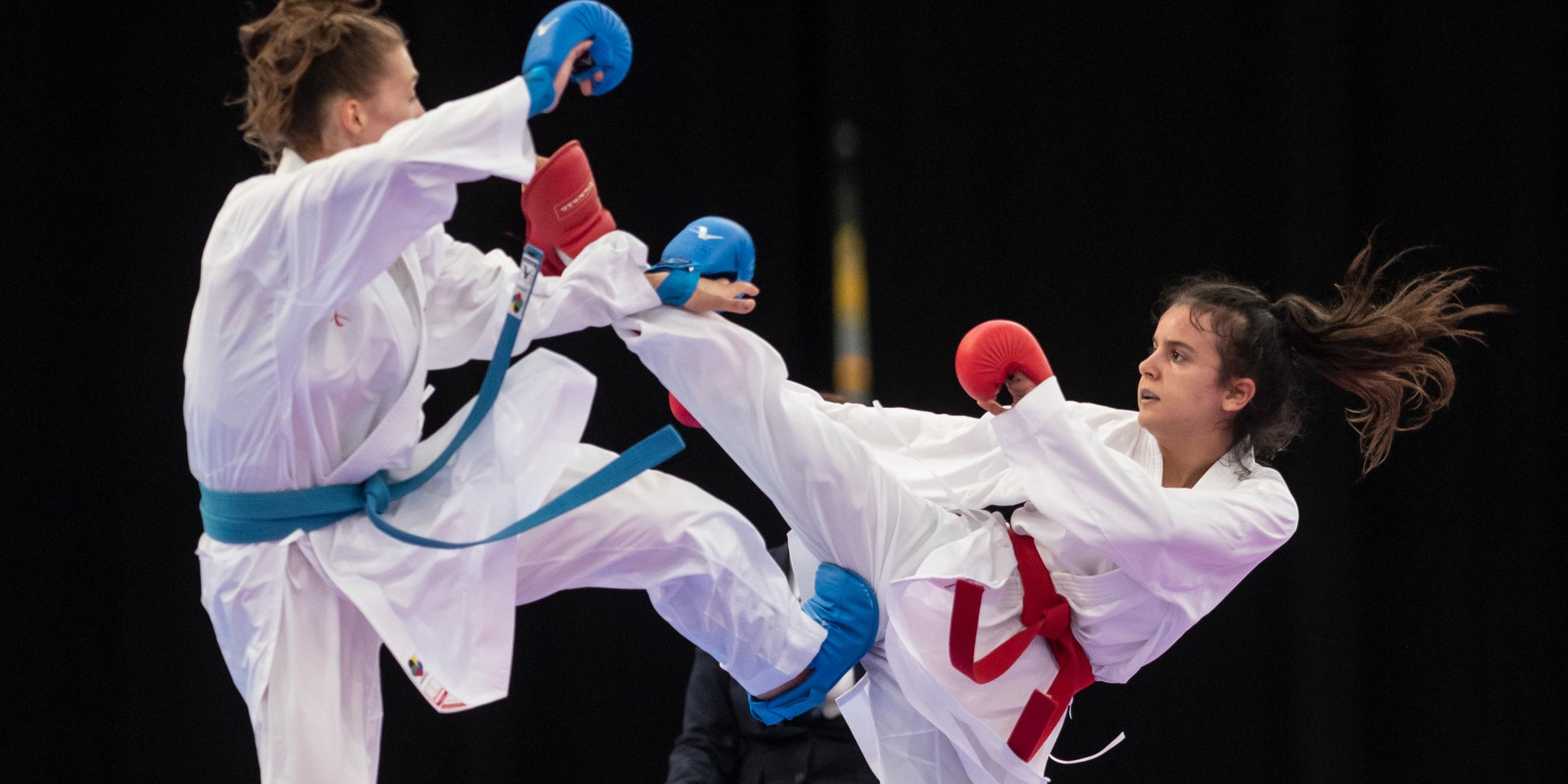 Zwei Mädchen machen Karate.