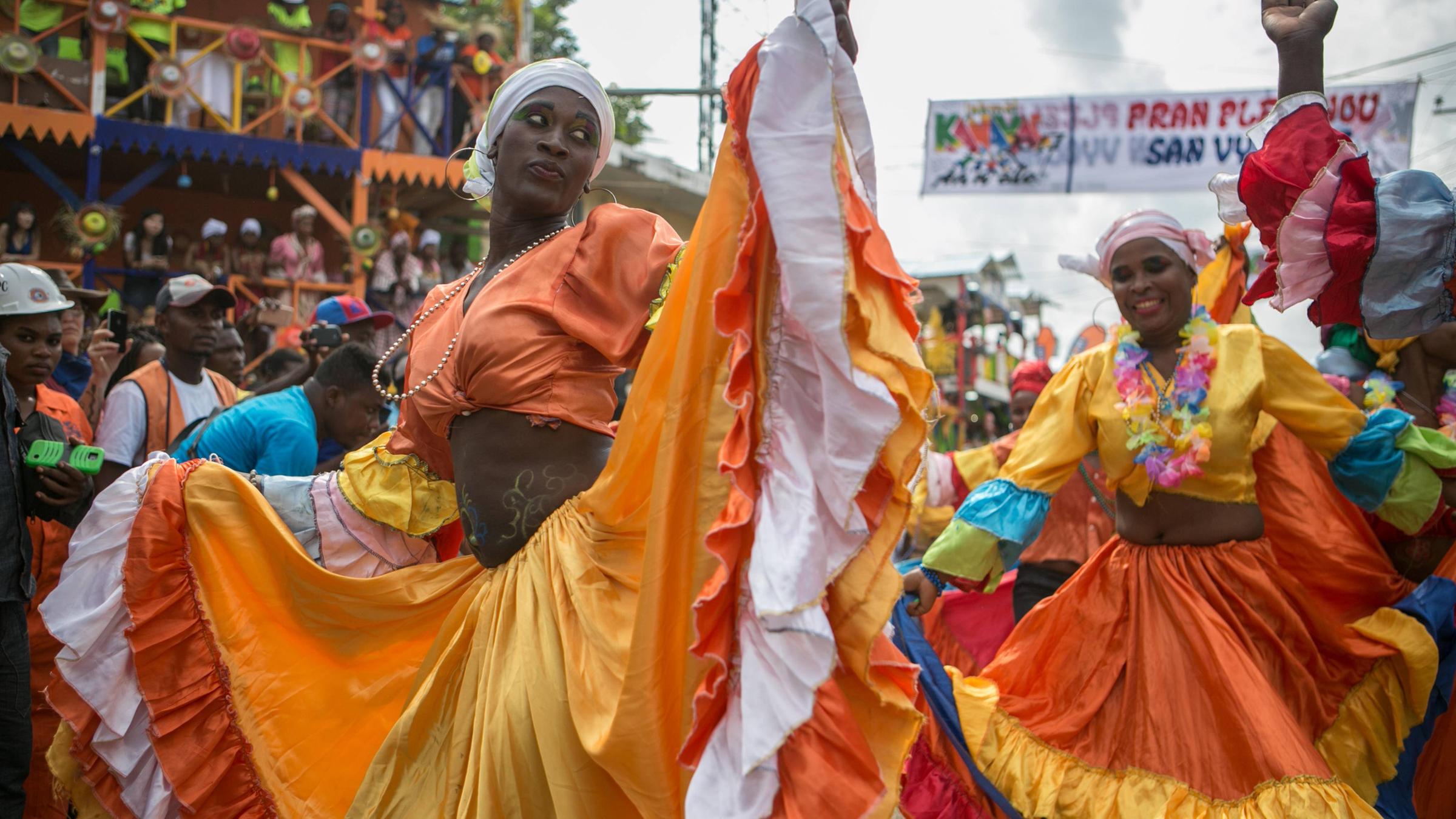 Tänzerinnen an Karneval in Haiti