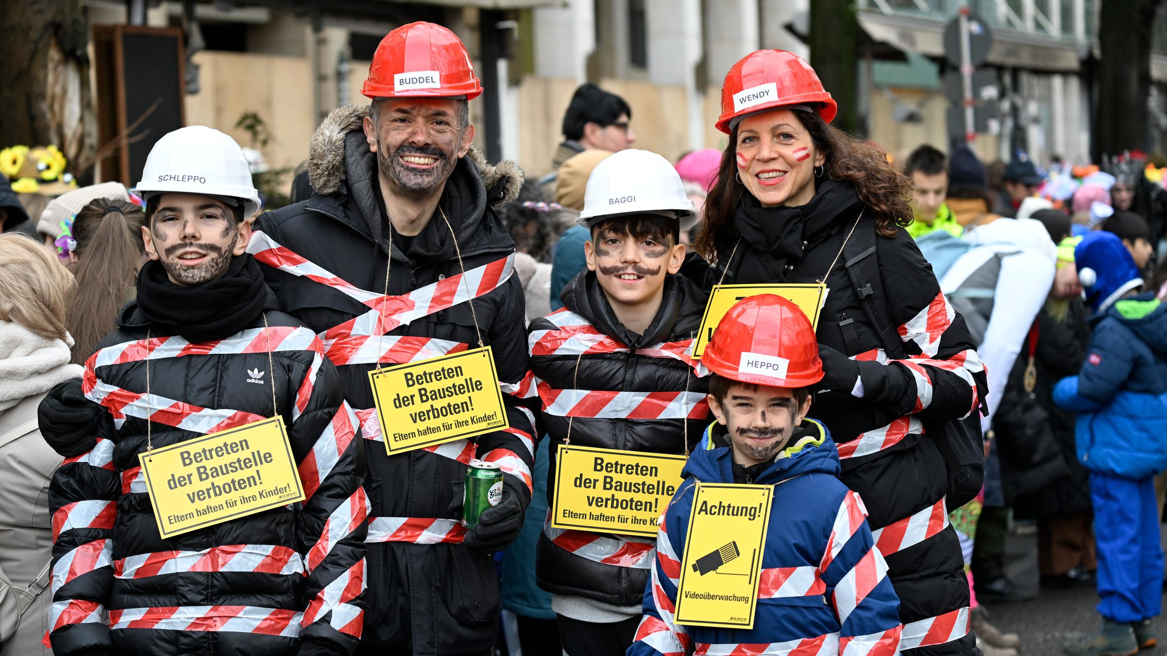 Auch in Düsseldorf wird ordentlich gefeiert und sich verkleidet. Diese Familie hat sich etwas Besonderes ausgedacht: Sie gehen als Baustelle – richtig kreativ!
