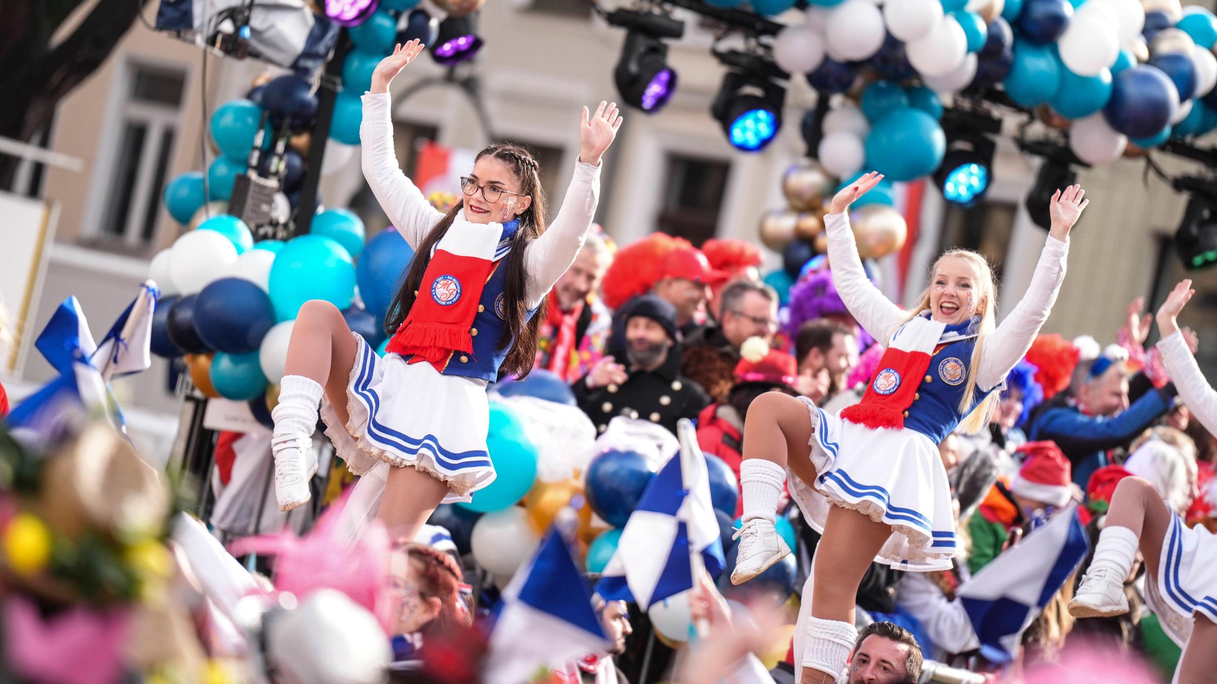 Eine Gardetanzgruppe sorgt für richtig gute Stimmung: Die Tänzerinnen und Tänzer zeigen coole Hebefiguren, während sie durch die Kölner Innenstadt ziehen.