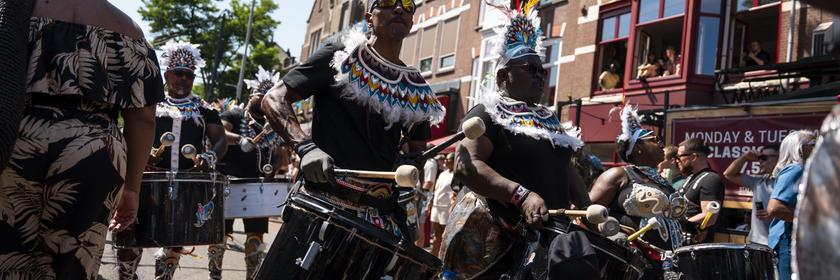 Der Sommerkarneval in Rotterdam gehört zu den größten Straßenfesten der Niederlande. Bei der Parade zeigen die Gruppen ihre neuen Kostüme, begleitet von Trommelrhythmen und Musik.