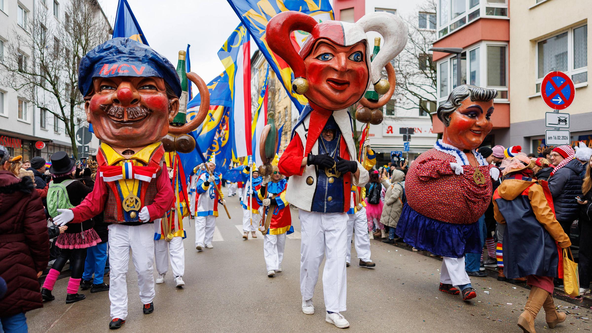 Die Schwellköpp sind riesige Pappmaché‑Köpfe, die beim Mainzer Rosenmontagszug getragen werden. Sie  sehen ein bisschen aus wie große Comicfiguren und gehören schon seit 1927 fest zur Mainzer Fastnacht.