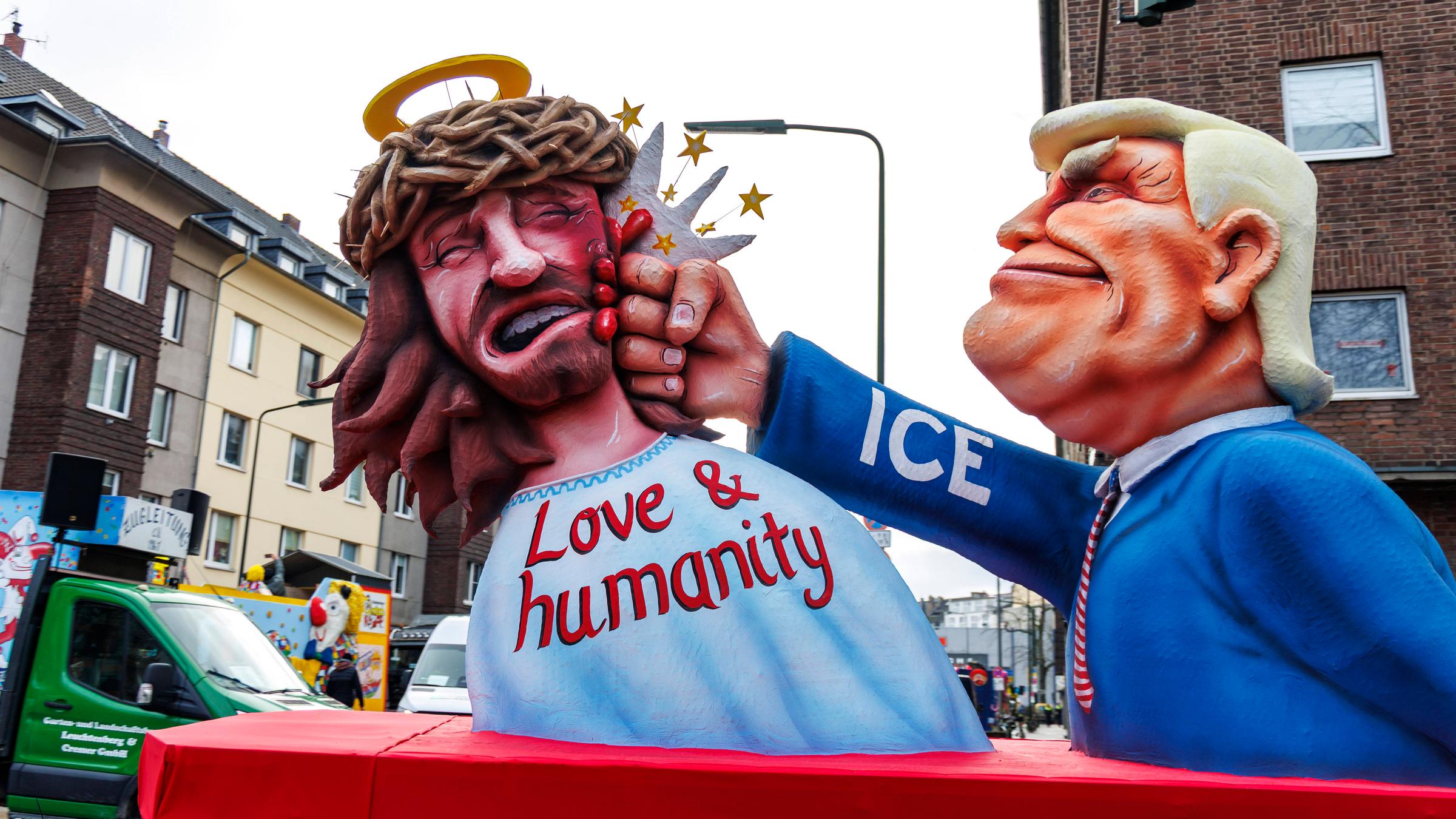 In Düsseldorf gibt es einen Karnevalswagen, auf dem der US‑Präsident Donald Trump auf Jesus einschlägt.