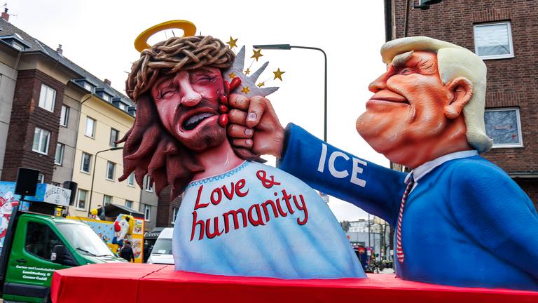 In Düsseldorf gibt es einen Karnevalswagen, auf dem der US‑Präsident Donald Trump auf Jesus einschlägt.