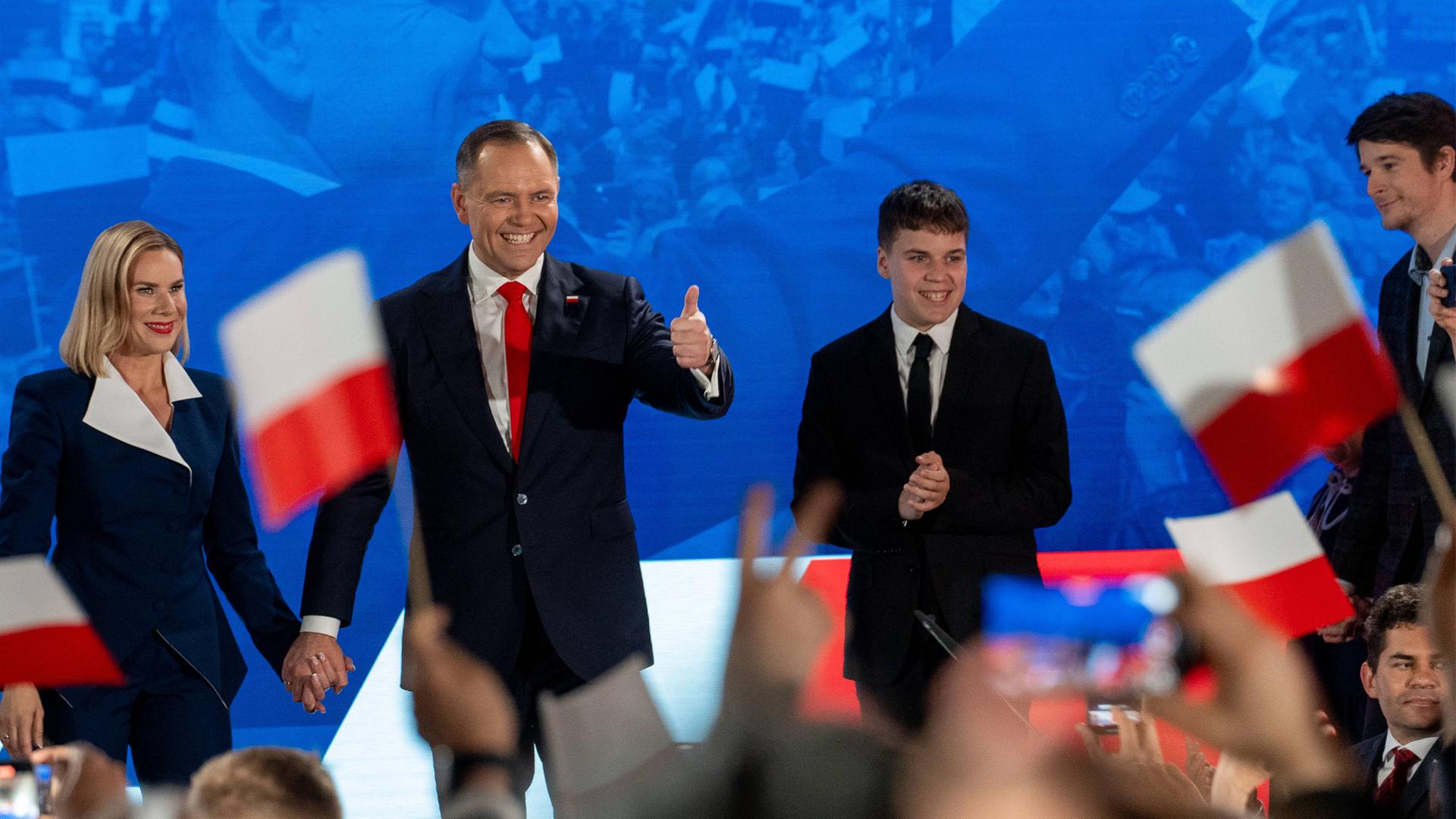 Karol Nawrocki, Präsidentschaftskandidat der Partei Recht und Gerechtigkeit (PiS), steht am 01.06.2025 mit seiner Frau Marta und seinen Kindern auf der Bühne, als sie sich nach der polnischen Präsidentschaftsstichwahl bei den Anhängern bedanken.